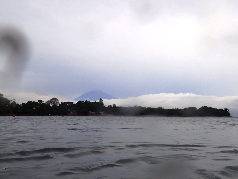 海から見た富士山